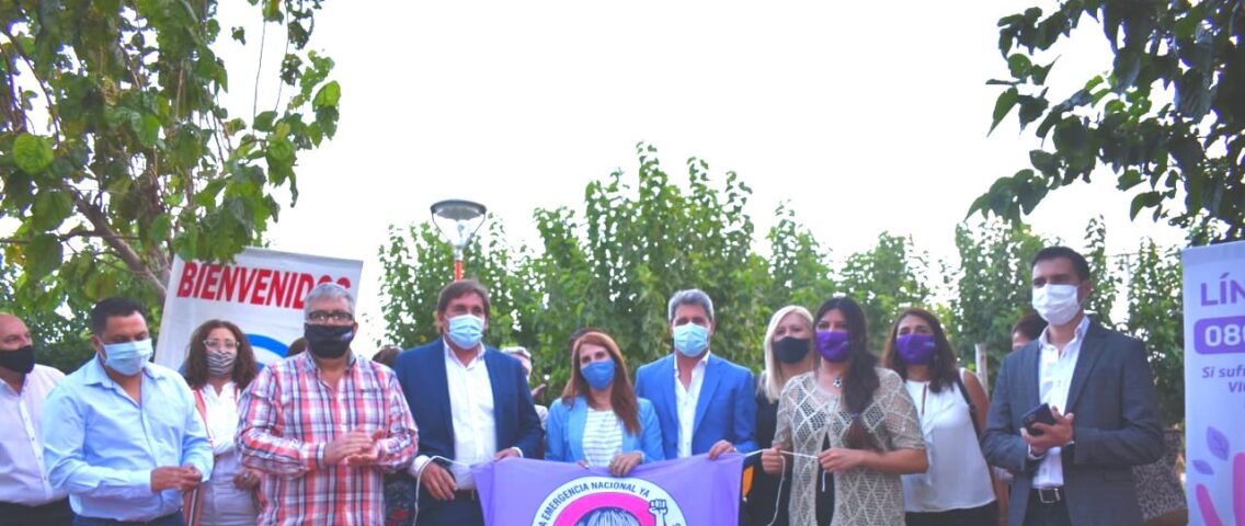 San Juan: Mujeres mutualistas instalaron bancos rojos junto al gobernador y desplegaron actividades de promoción y articulación